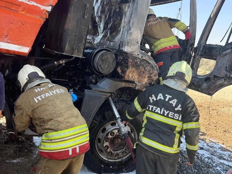 Hatay’da Ağır Tonajlı Kamyonda Çıkan Yangın Söndürüldü (4)