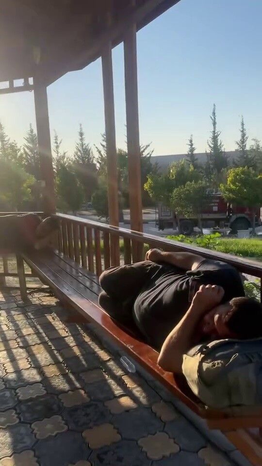 Hatay’da Alevlere Direnen Ekipler Yerde Dinlendi (1)-1