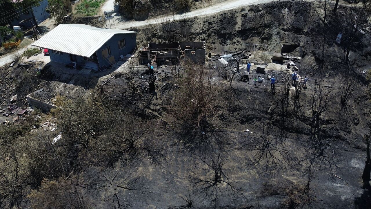 Hatay’da Depremzedenin Yeni Eşyaları Orman Yangınında Kül Oldu (2)-1