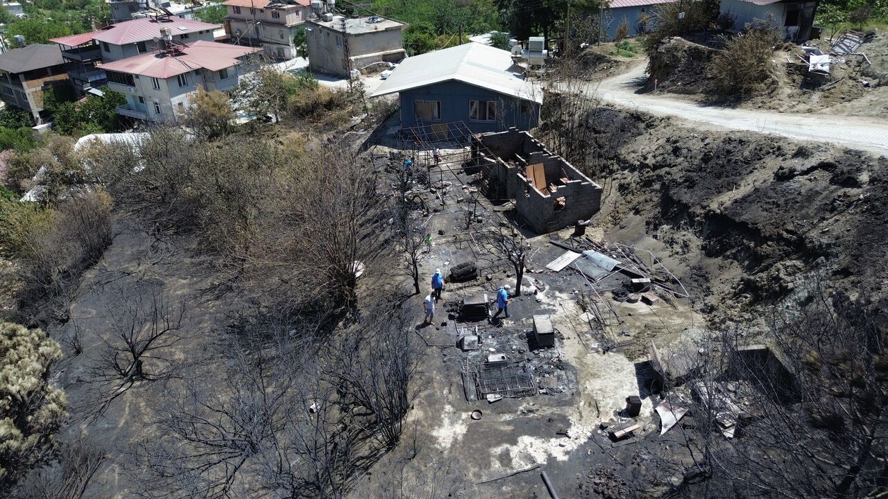 Hatay’da Depremzedenin Yeni Eşyaları Orman Yangınında Kül Oldu (6)-1