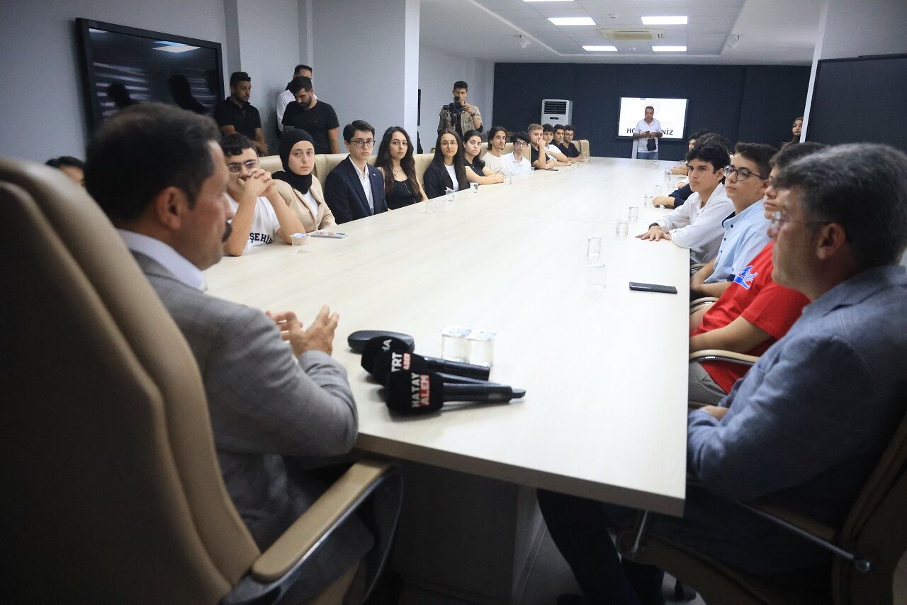 Hatay’da Lgs Ve Yks’de Başarı Elde Eden Öğrenciler Depremzede Vatandaşları Gururlandırdılar (2)