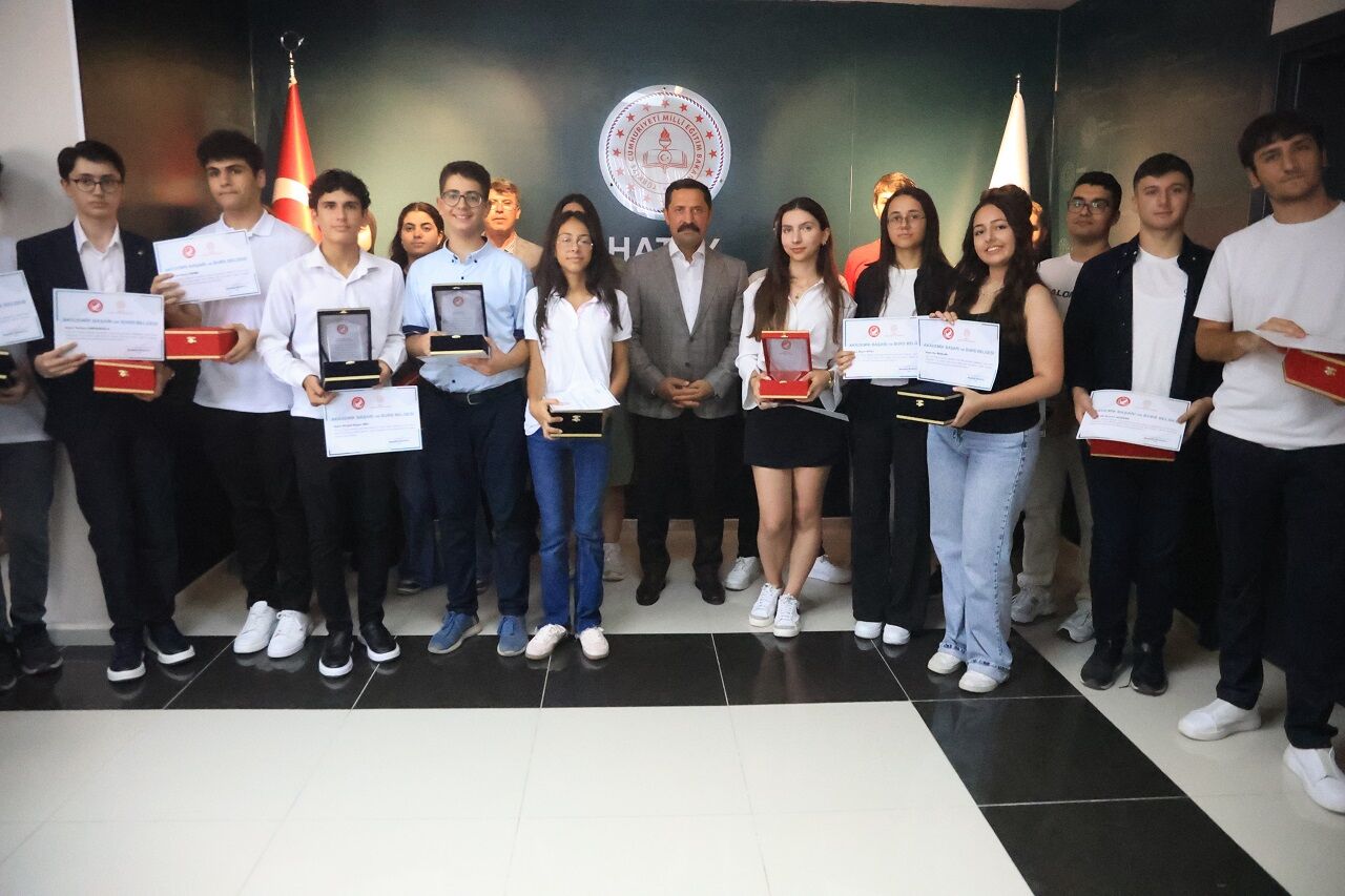 Hatay’da Lgs Ve Yks’de Başarı Elde Eden Öğrenciler Depremzede Vatandaşları Gururlandırdılar (4)