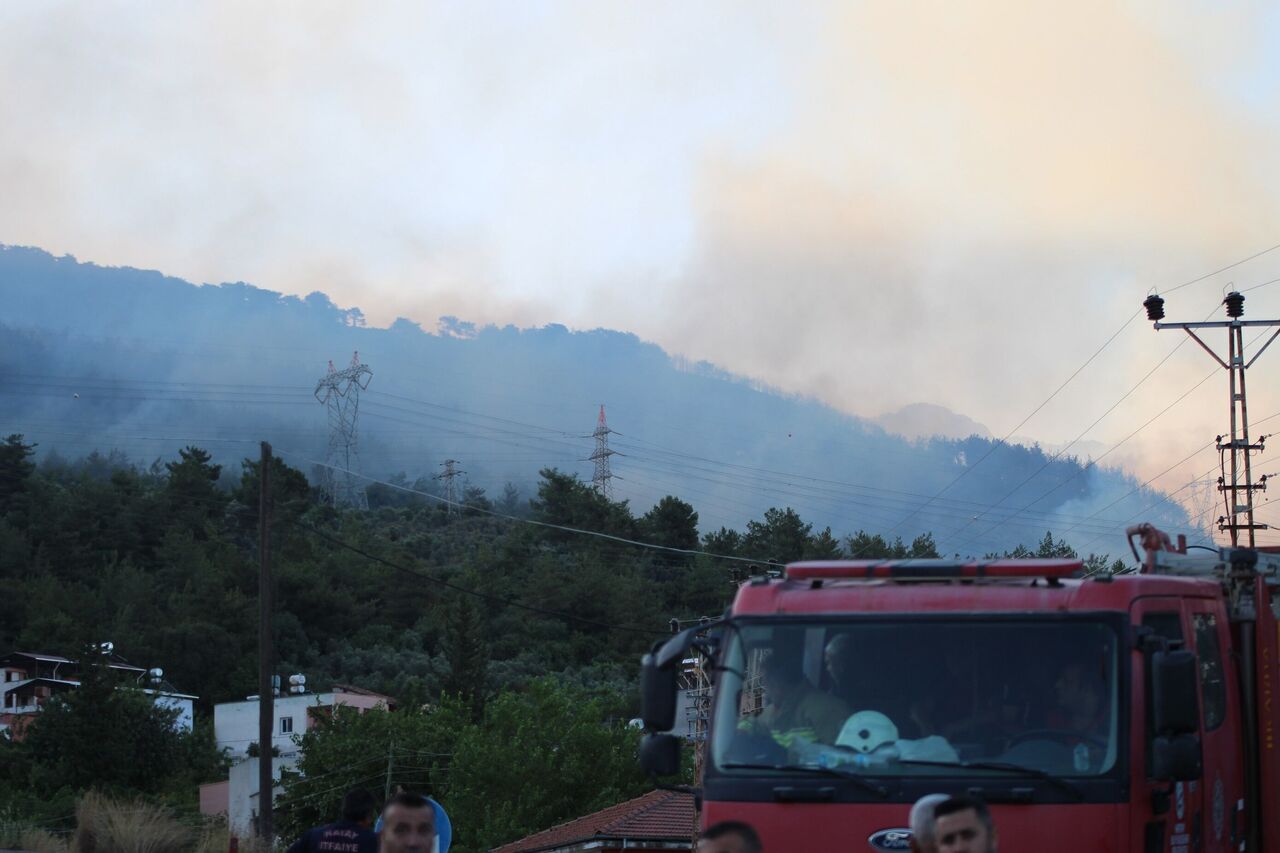 Hatay’daki Orman Yangınına Havadan Müdahale Gün Doğumuyla Yeniden Başladı (4)