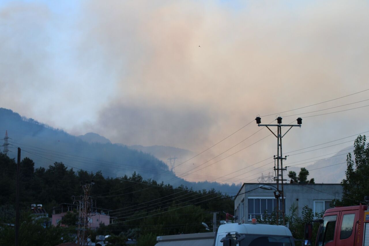Hatay’daki Orman Yangınına Havadan Müdahale Gün Doğumuyla Yeniden Başladı (5)