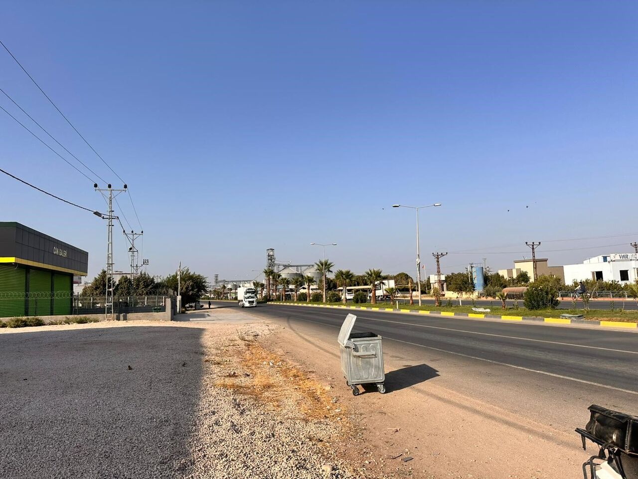 Hırsızların Yol Kenarında Duran Çöp Konteynerini Araca Yükleyip Çaldığı Anlar Kamerada (2)