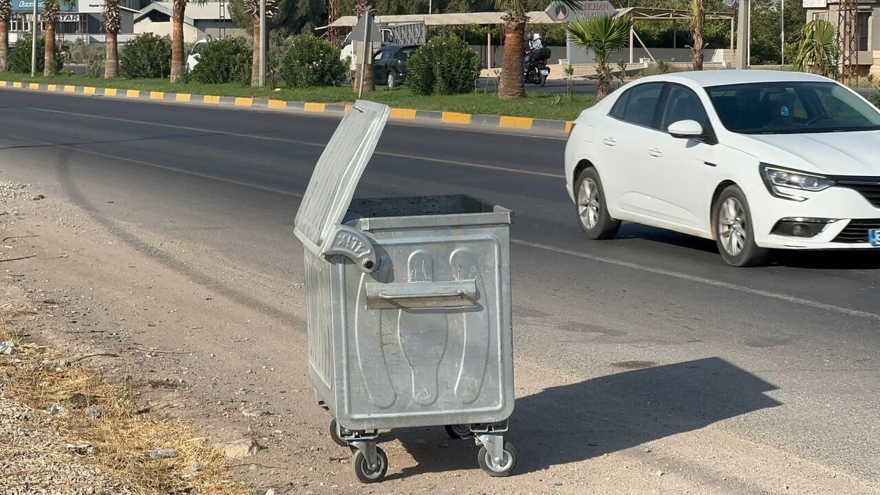 Hırsızların Yol Kenarında Duran Çöp Konteynerini Araca Yükleyip Çaldığı Anlar Kamerada (3)