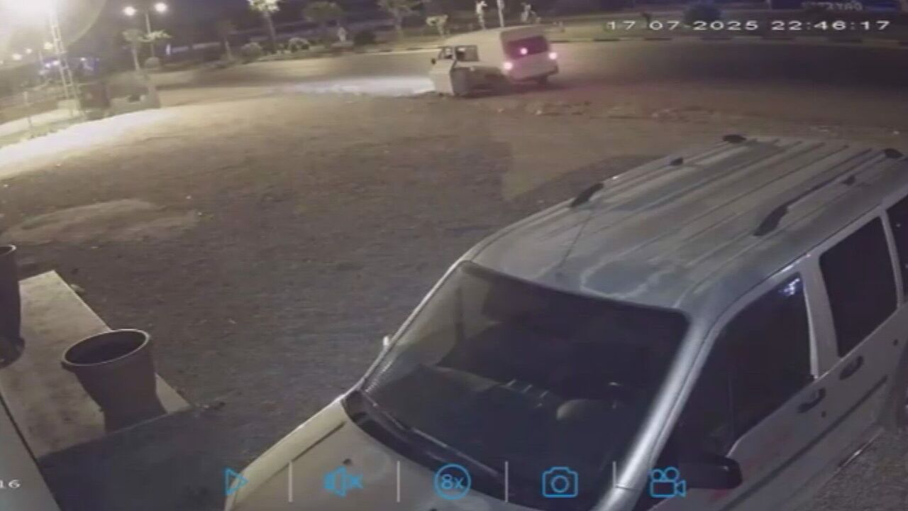 Hırsızların Yol Kenarında Duran Çöp Konteynerini Araca Yükleyip Çaldığı Anlar Kamerada (4)