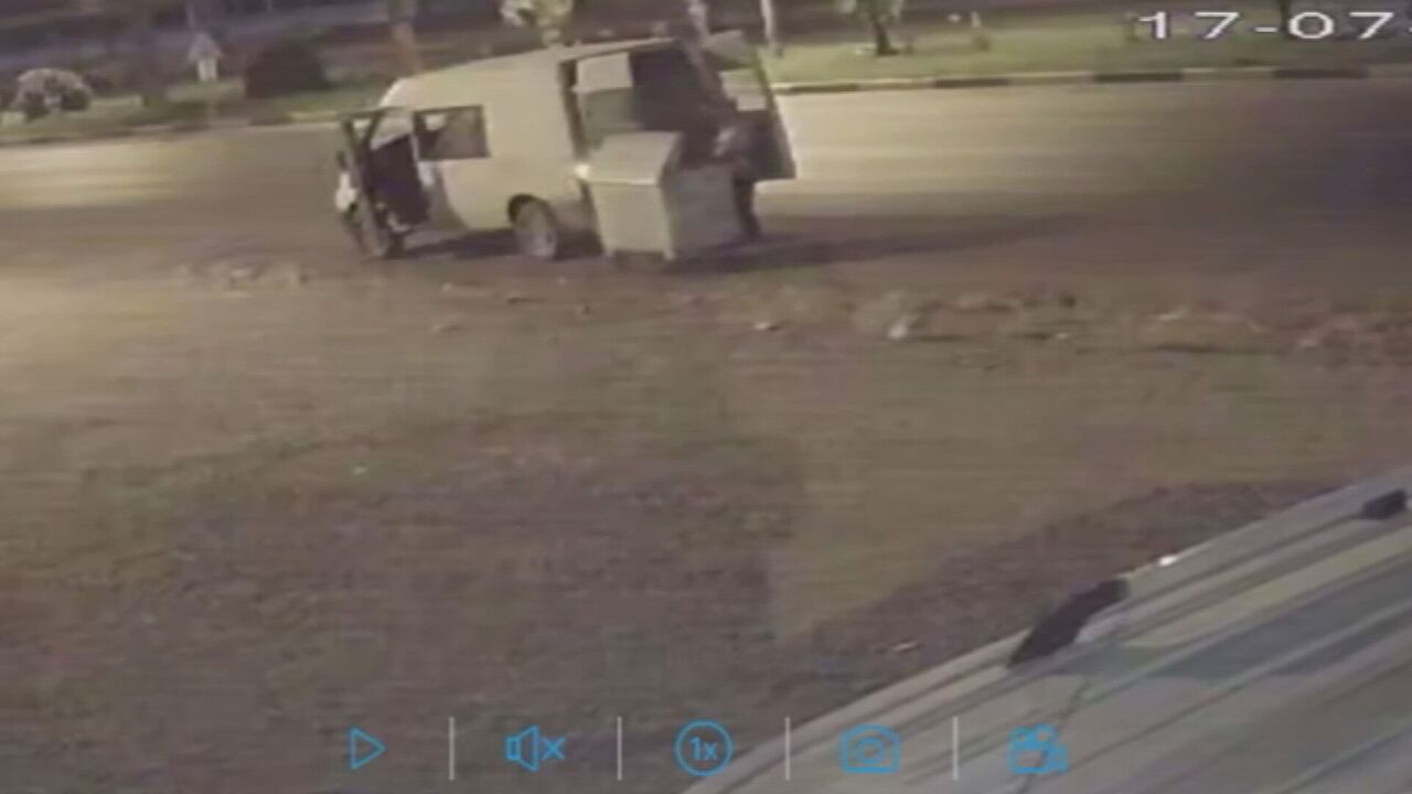 Hırsızların Yol Kenarında Duran Çöp Konteynerini Araca Yükleyip Çaldığı Anlar Kamerada (5)