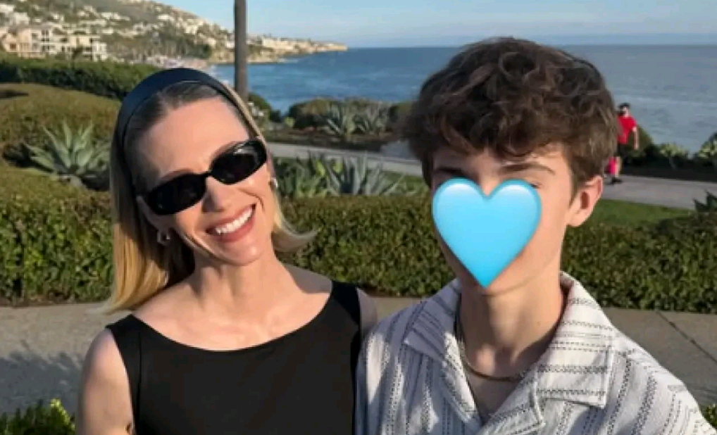 Hollywood’un Gizemi Çözüldü Mü January Jones, Oğluyla İlk Kez Yan Yana Görüntülendi (1)