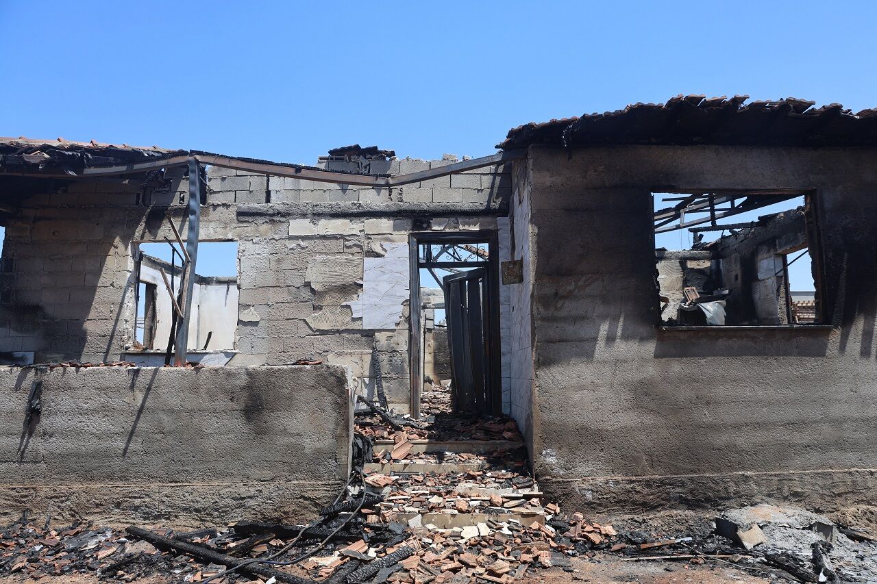 İnşaatta Çalışarak Kazandığı Parasıyla Yaptırdığı Yuvası Alev Alev Yanarak Kullanılmaz Hale Geldi (5)