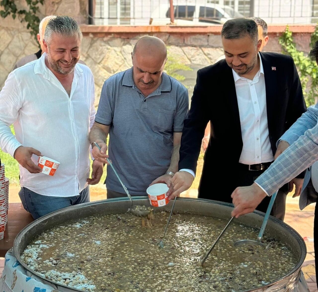 İş Insanı Adem Mağralı’dan Aşure Ikramı (2)