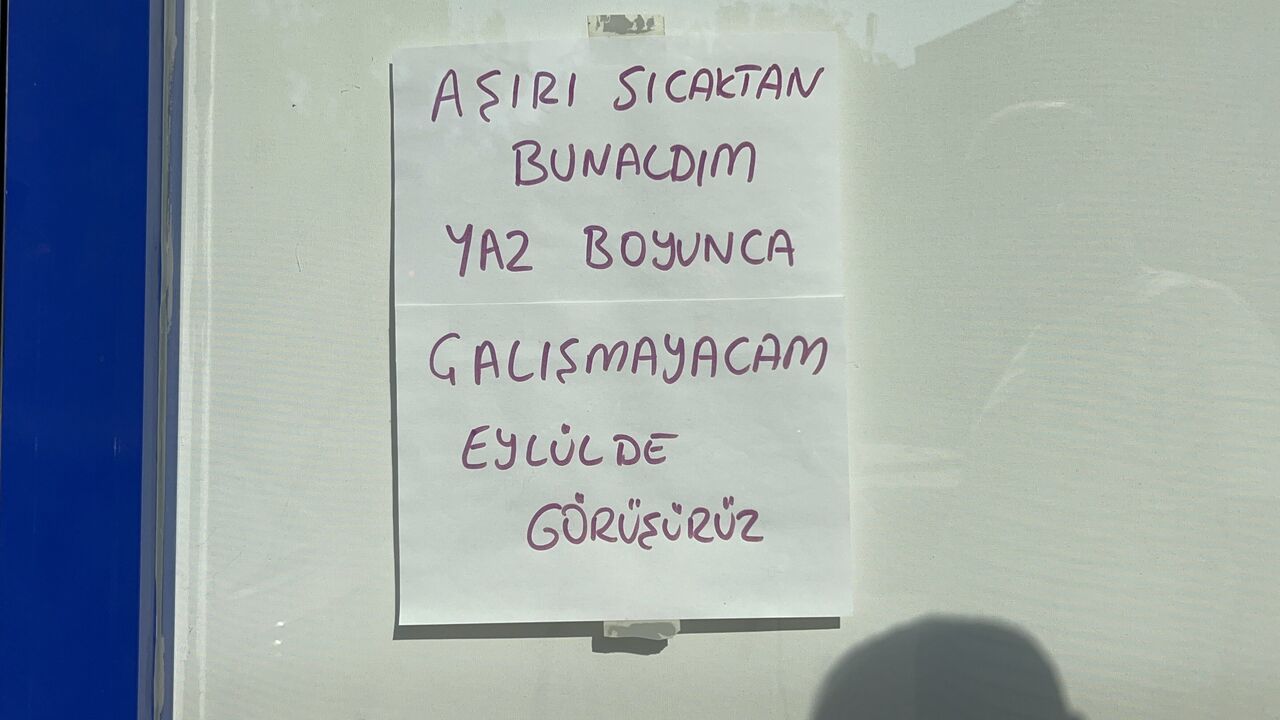 İş Yerine Astığı Not Gündem Oldu “Sıcaktan Çalışamıyorum, Eylülde Gelin” (1)