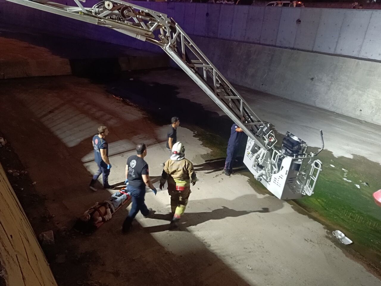 İskenderun'da Su Kanalına Uçan Motosikletin Sürücüsü Yaralandı (3)