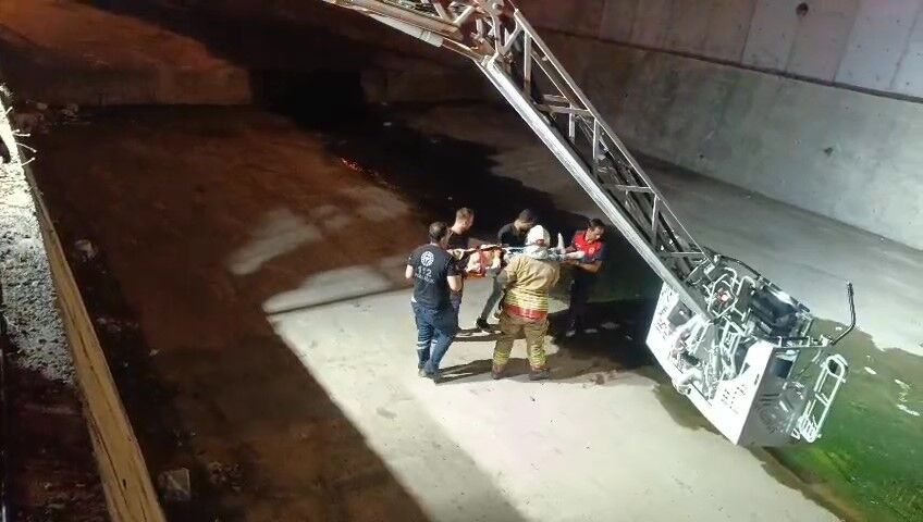 İskenderun'da Su Kanalına Uçan Motosikletin Sürücüsü Yaralandı (4)