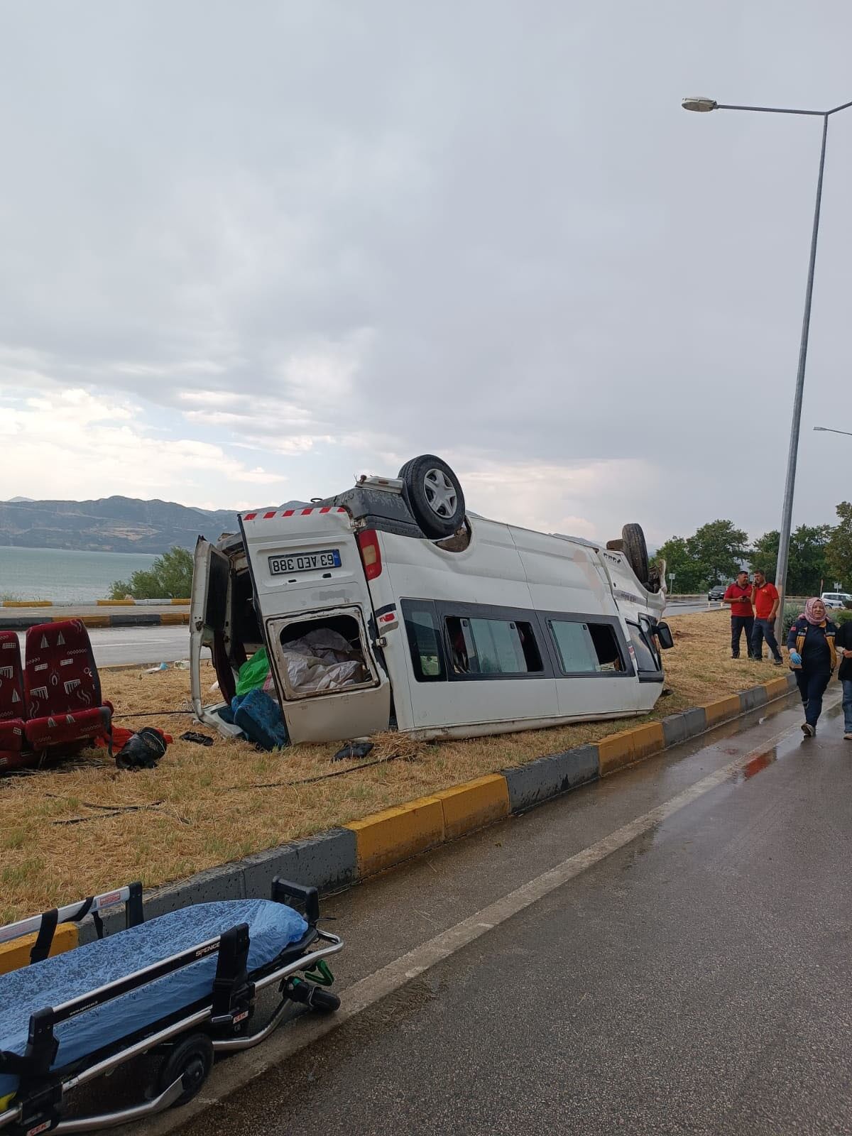 Isparta Eğirdir’de Minibüs Devrildi 1’I Ağır 9 Yaralı (2)