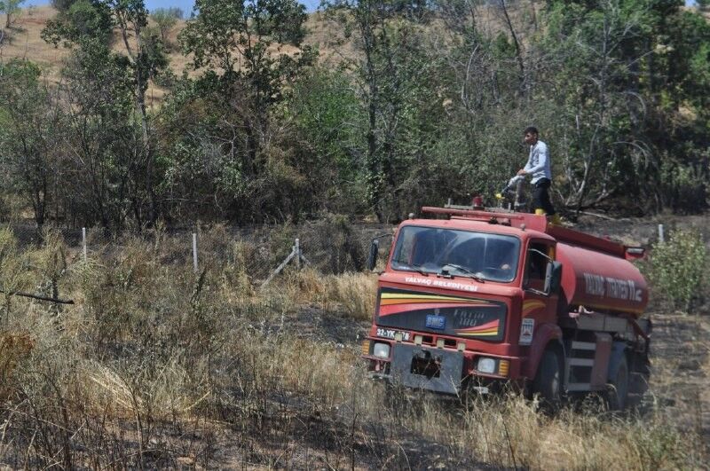 Isparta Hisarardı’da Kontrolsüz Ateş 8 Dönümlük Alanı Küle Çevirdi (3)