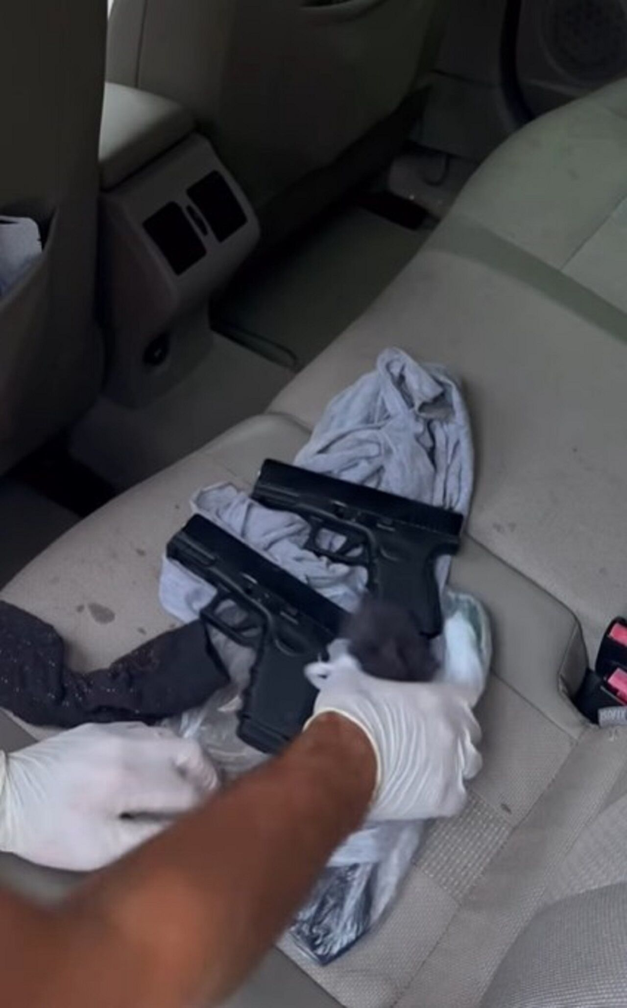 Isparta’da Durdurulan Bir Araçta 3 Ruhsatsız Tabanca Ele Geçirildi (1)