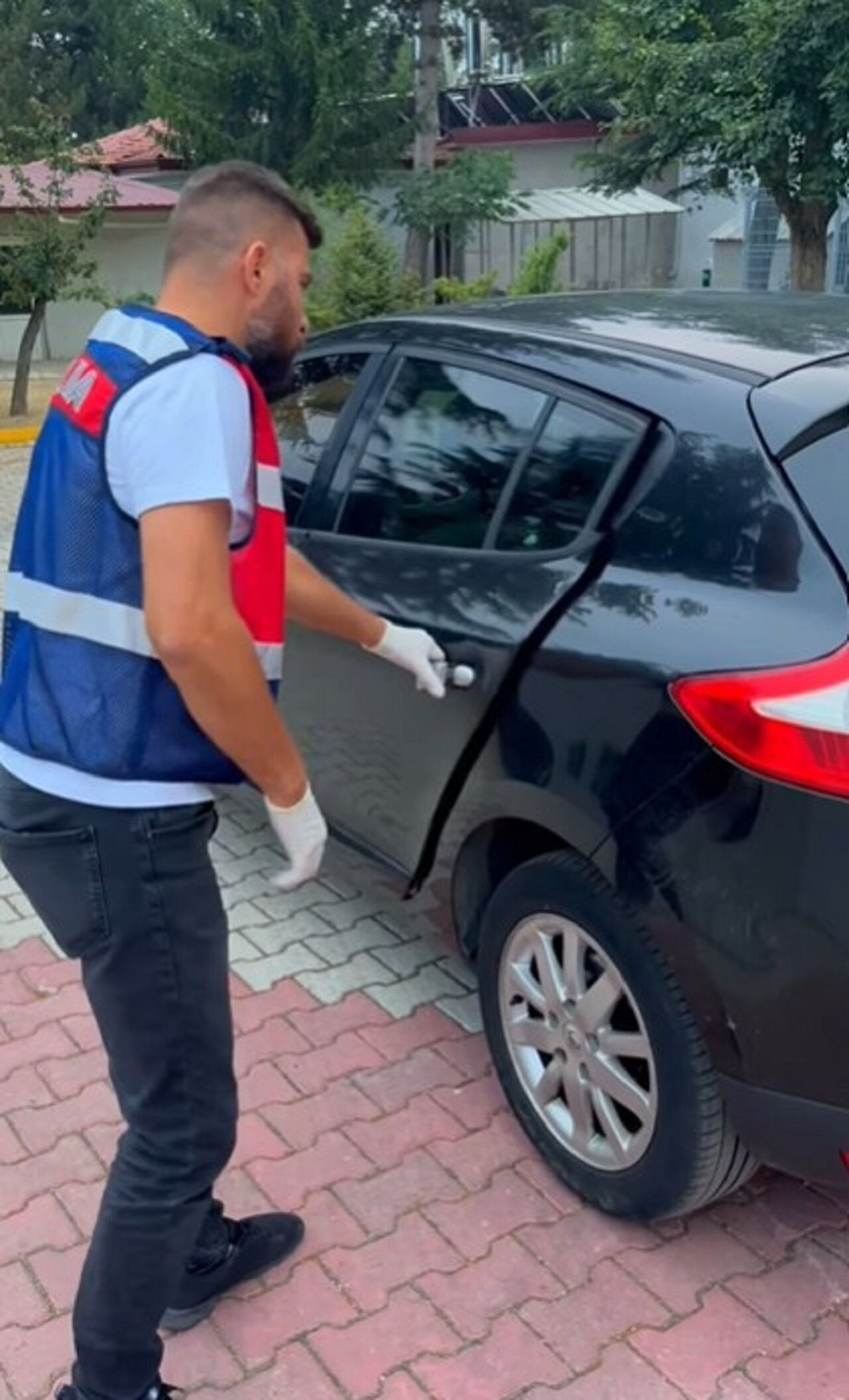 Isparta’da Durdurulan Bir Araçta 3 Ruhsatsız Tabanca Ele Geçirildi (2)