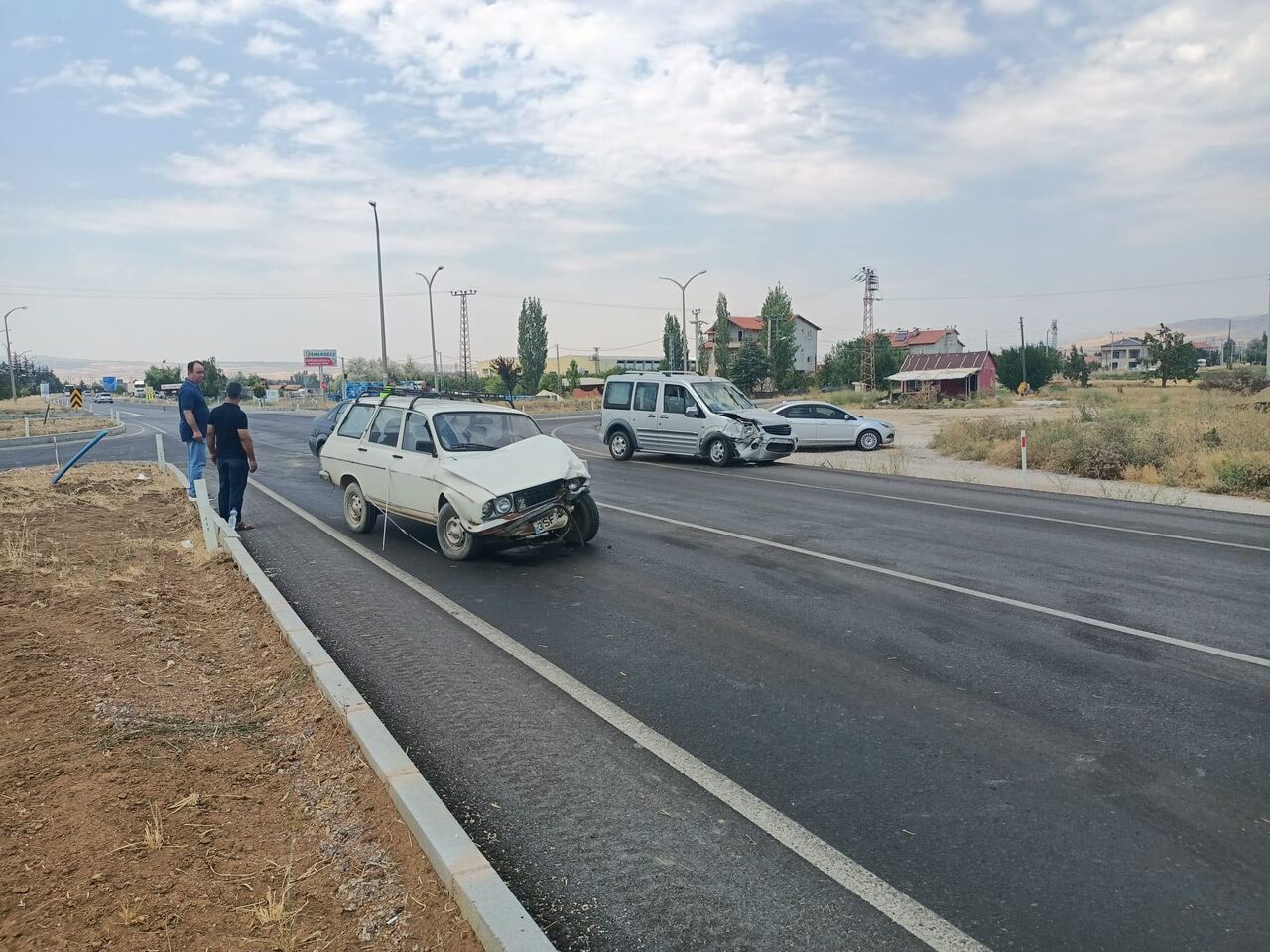Isparta’da Kavşakta Kaza 3 Kişi Yaralandı (1)