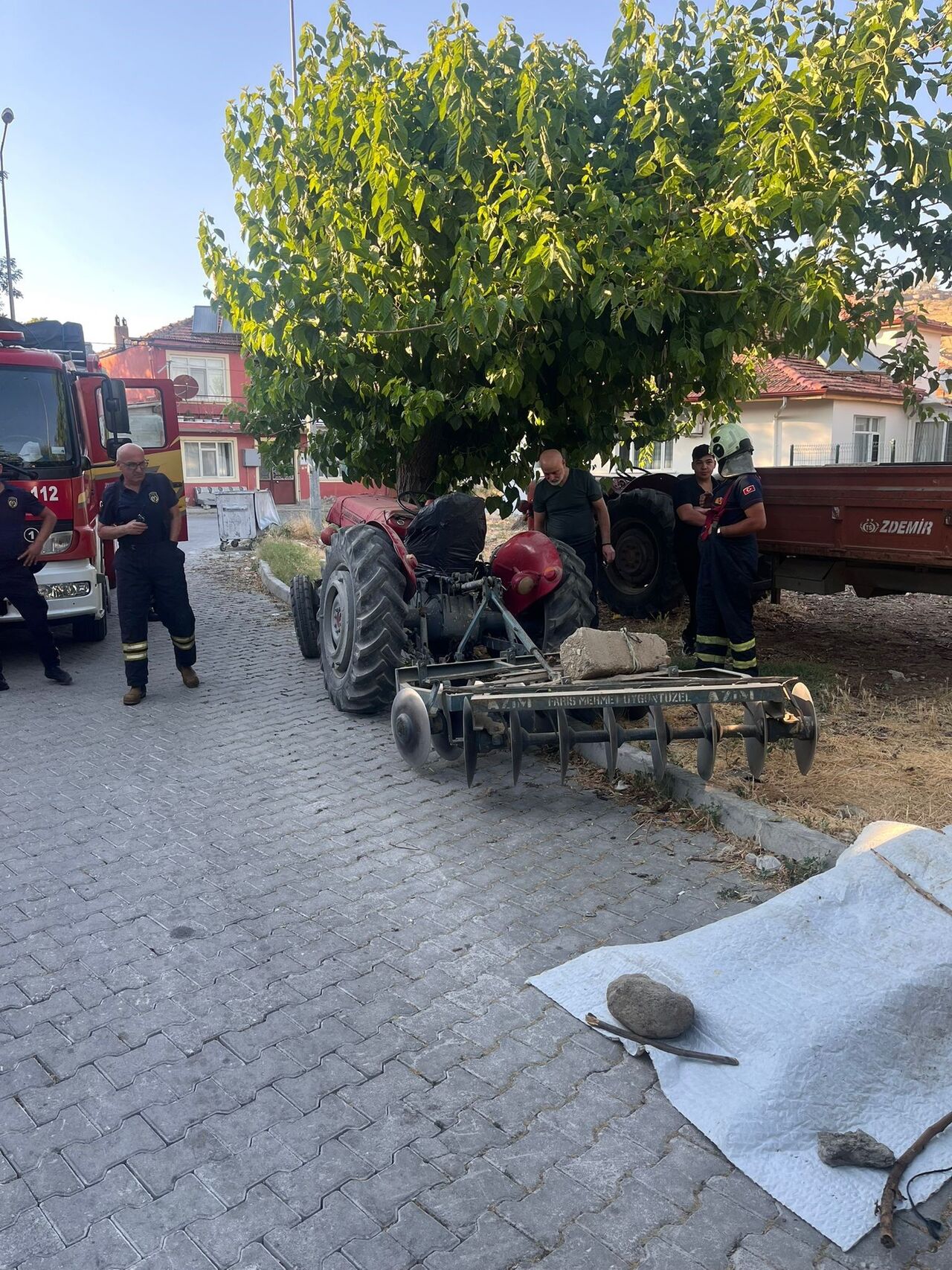 Isparta'da Traktör Ağaca Çarptı Sürücü Hayatını Kaybetti (1)