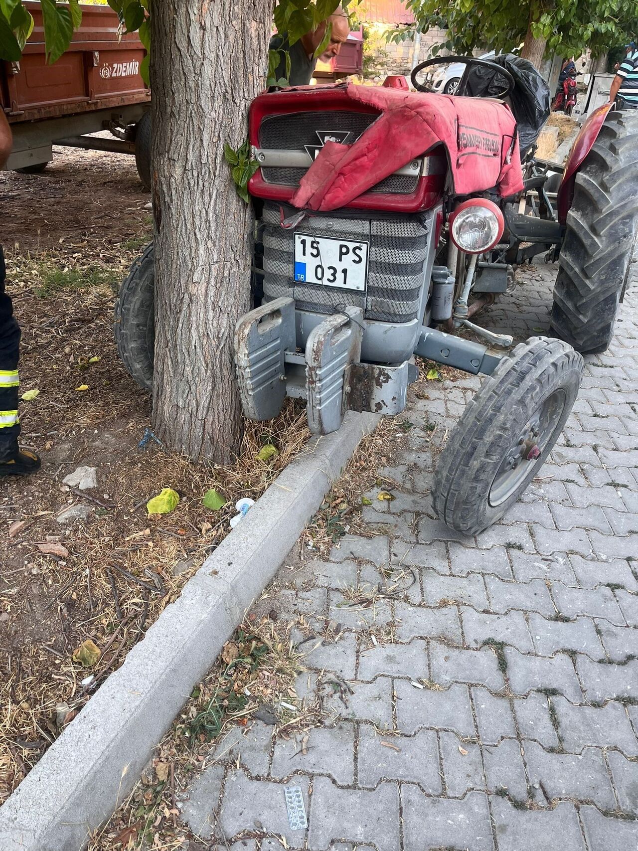 Isparta'da Traktör Ağaca Çarptı Sürücü Hayatını Kaybetti (2)