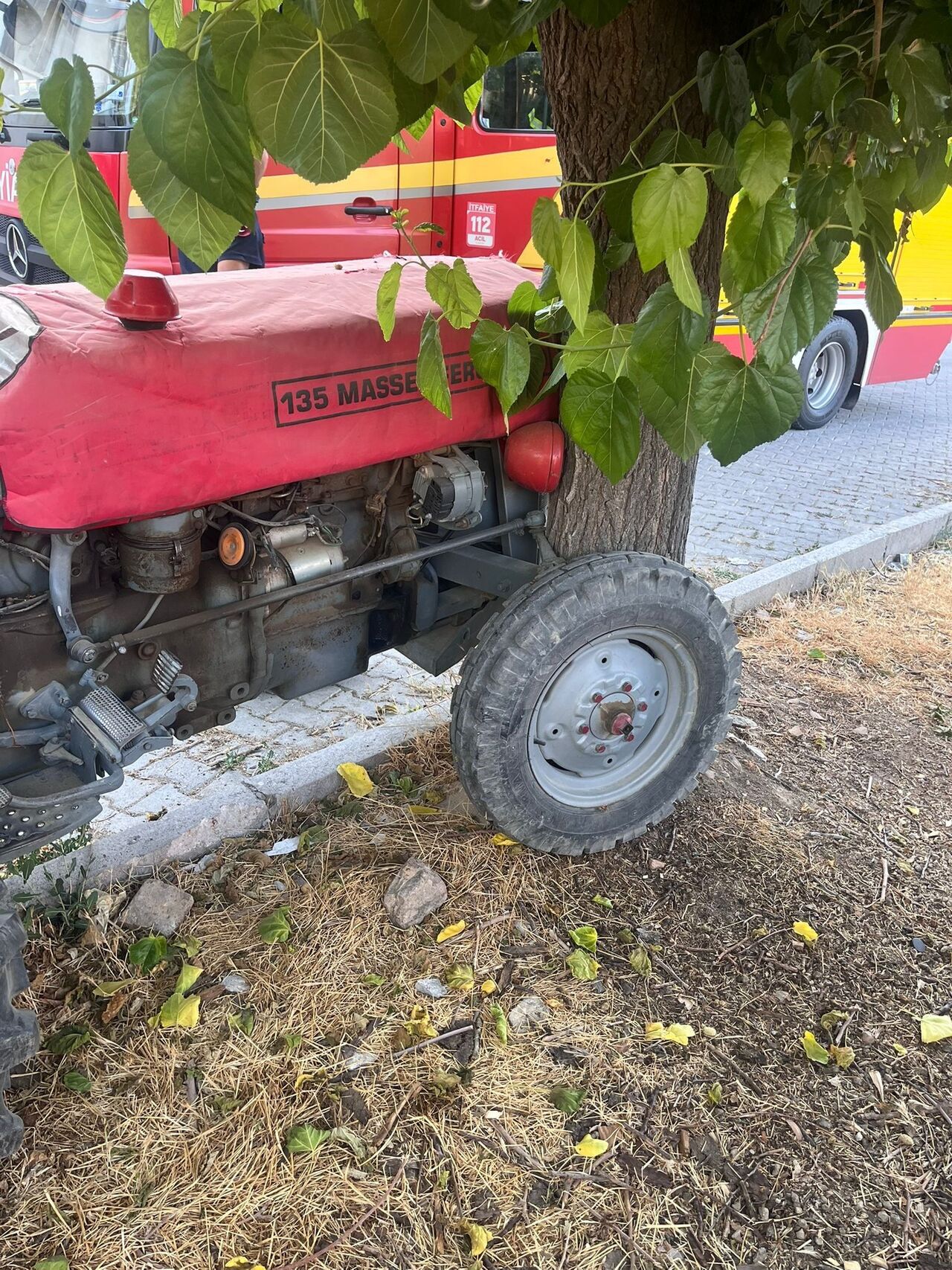 Isparta'da Traktör Ağaca Çarptı Sürücü Hayatını Kaybetti (3)