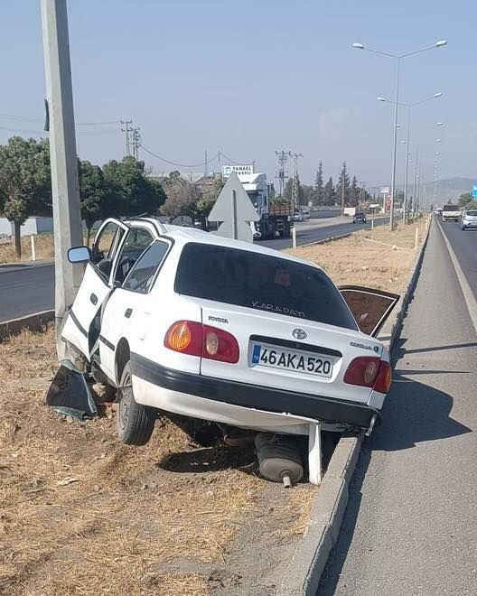 Kahramanmaraş Adana Yolunda Kaza Araç Direğe Saplandı (2)