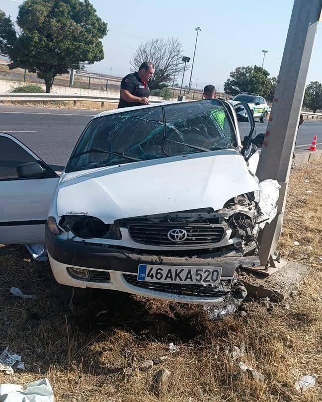 Kahramanmaraş Adana Yolunda Kaza Araç Direğe Saplandı (3)