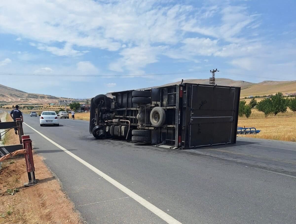 Kahramanmaraş Göksun Yolunda Kamyonet Yan Yattı, 2 Kişi Yaralandı (1)