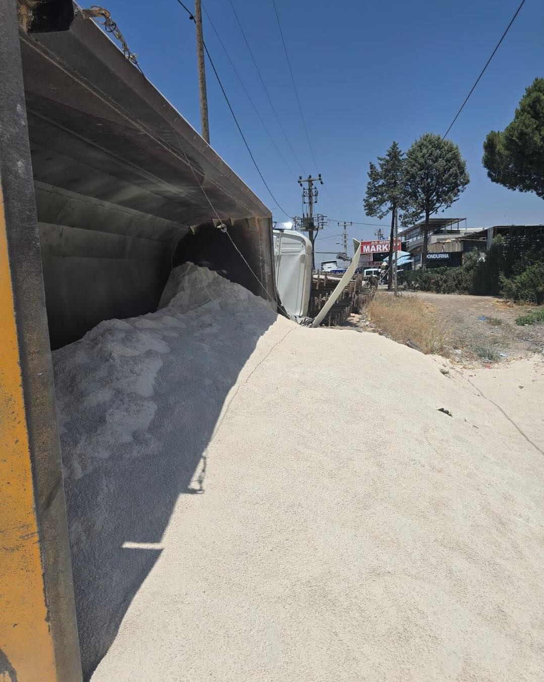 Kahramanmaraş Pazarcık’ta Kamyon Devrildi (1)