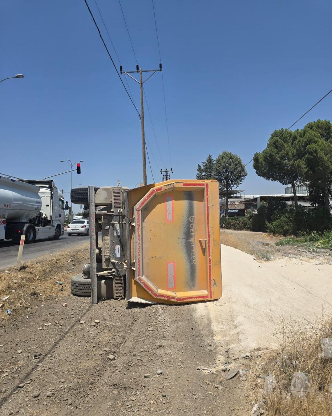 Kahramanmaraş Pazarcık’ta Kamyon Devrildi (2)