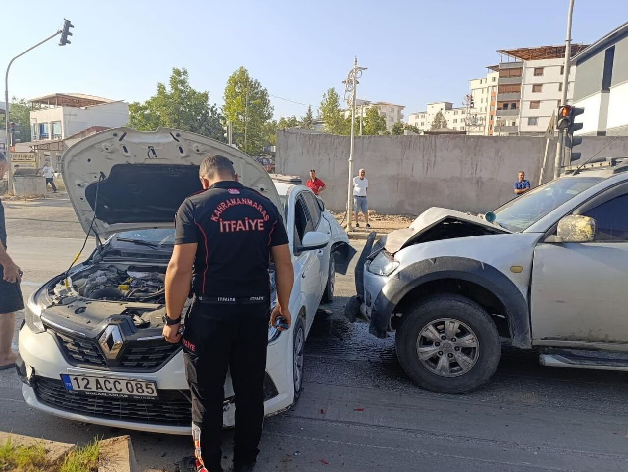Kahramanmaraş Pazarcık’ta Korkutan Kaza Yaralı Vatandaş Hastaneye Sevk Edildi (5)