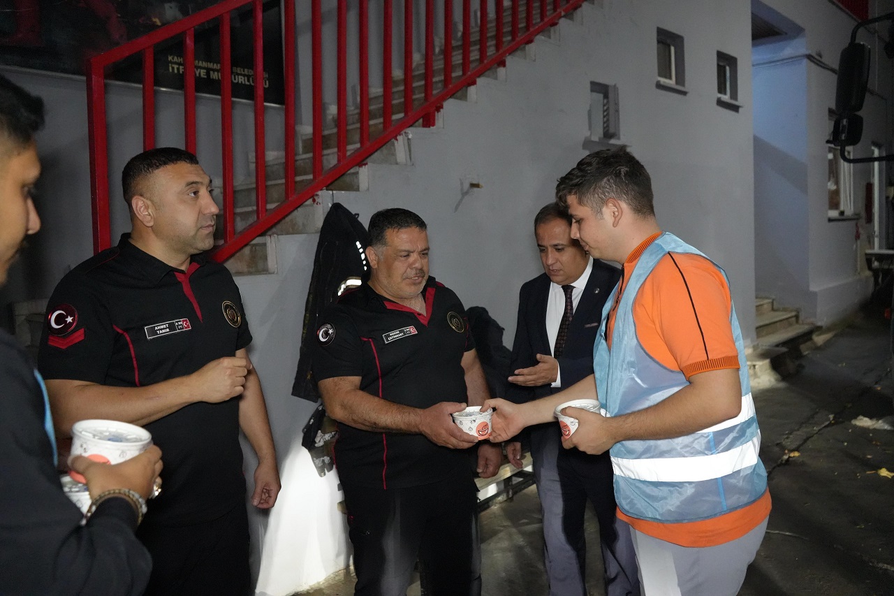 Kahramanmaraş Ülkü Ocakları’ndan İtfaiyecilere Anlamlı Aşure Ziyareti (10)