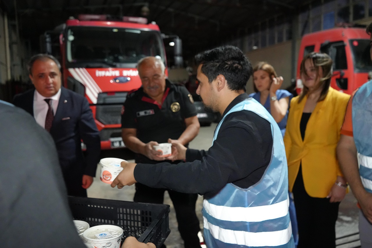 Kahramanmaraş Ülkü Ocakları’ndan İtfaiyecilere Anlamlı Aşure Ziyareti (5)