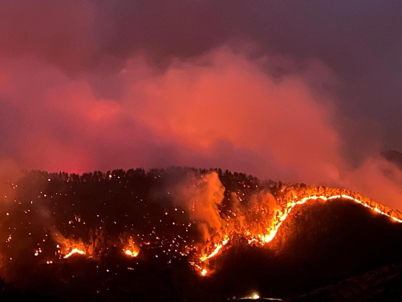 Kahramanmaraş'ta 2 Helikopter, 14 Arazöz, 300 Personel Yangınla Savaş Sürüyor (1)