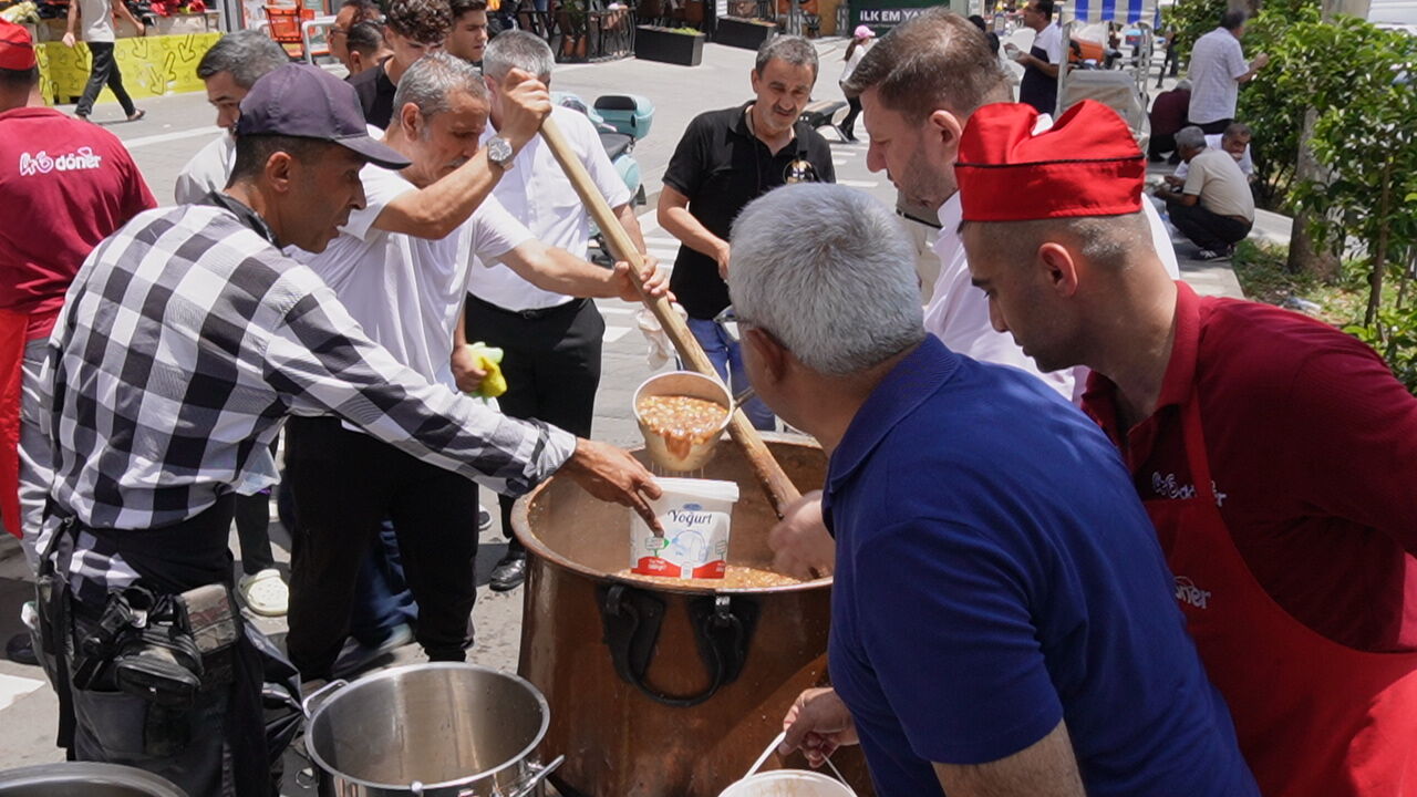 Kahramanmaraş'ta 46 Döner'in Geleneksel Aşure İkramı Büyük İlgi Gördü! (10)