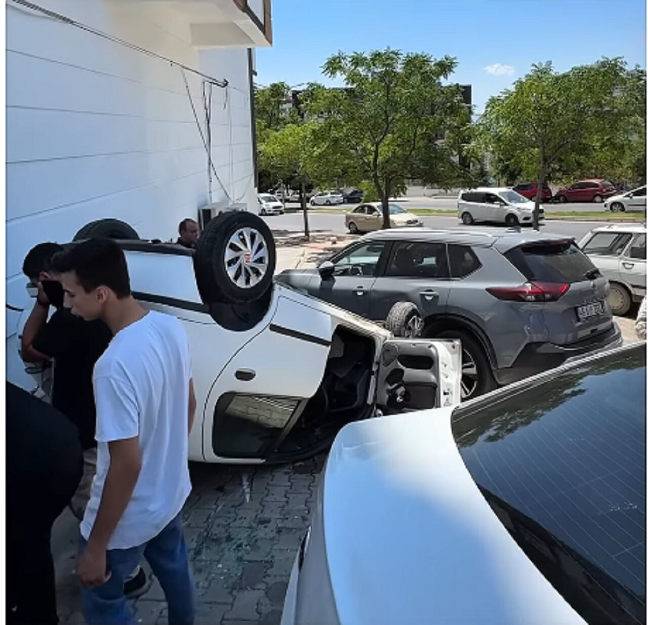 Kahramanmaraş’ta Aile Ve Sosyal Hizmetler İl Müdürlüğü Yakınında Kaza Araç Takla Attı (1)