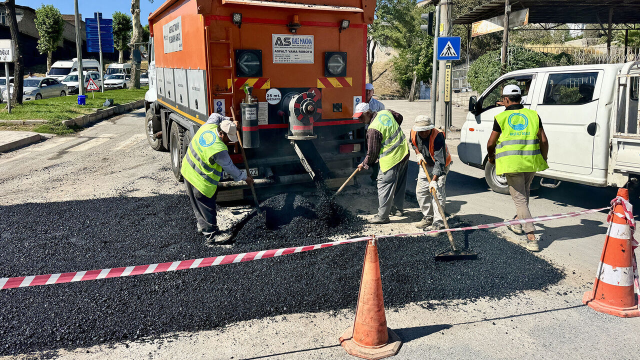 Kahramanmaraş’ta Bozulan Yollar Yeniden Asfaltlanıyor (5)