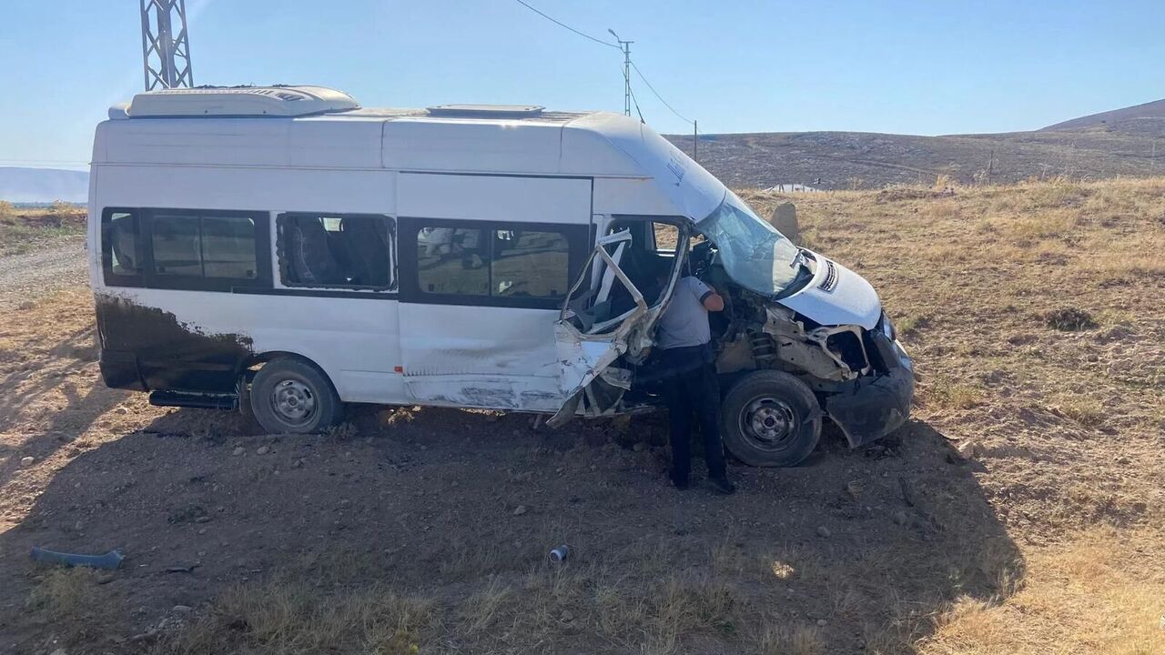 Kahramanmaraş'ta Büyük Kaza Ucuz Atlatıldı Traktör İkiye Bölündü (1)