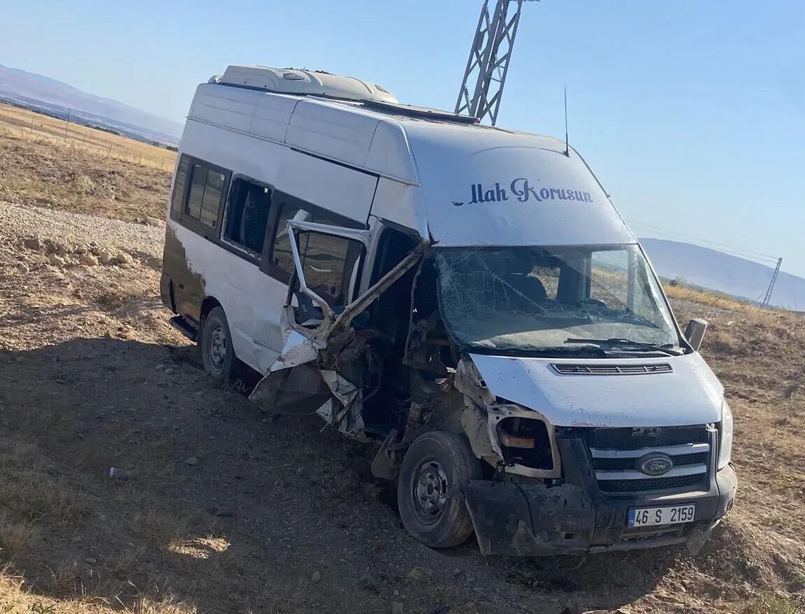 Kahramanmaraş'ta Büyük Kaza Ucuz Atlatıldı Traktör İkiye Bölündü (2)