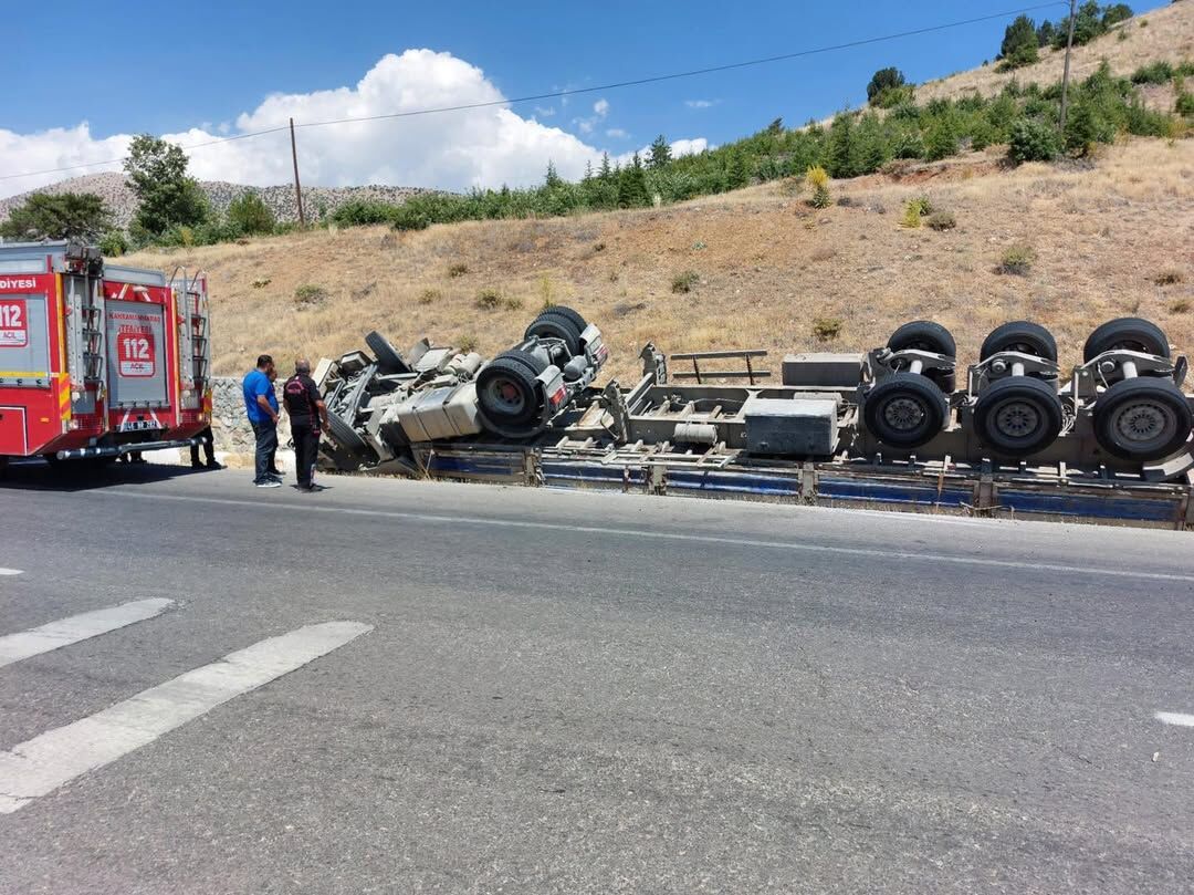 Kahramanmaraş'ta Büyük Panik Tır Devrildi, Yol Kontrollü Ulaşıma Açıldı! (1)