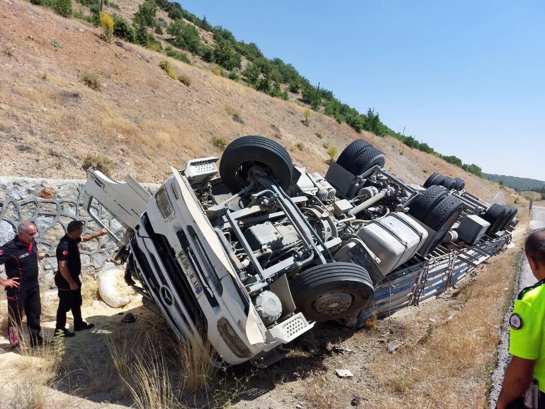Kahramanmaraş'ta Büyük Panik Tır Devrildi, Yol Kontrollü Ulaşıma Açıldı! (4)