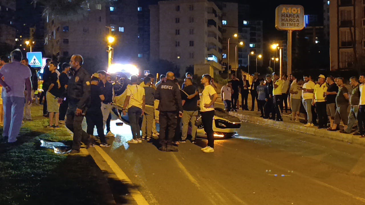 Kahramanmaraş’ta İki Araç Çarpıştı, Otomobil Takla Attı (3)