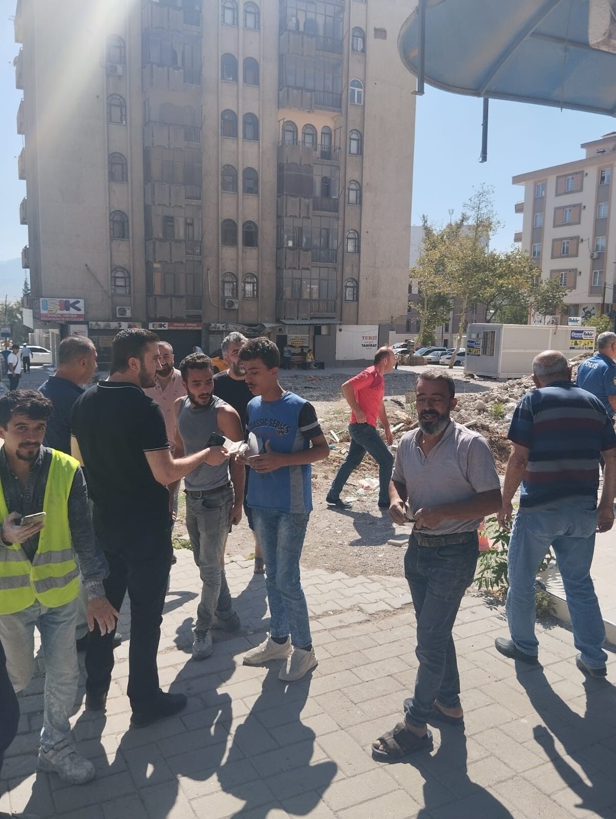 Kahramanmaraş’ta İnşaat Faciası: Çocukların Üzerine Moloz Torbası Düştüaw493001 02