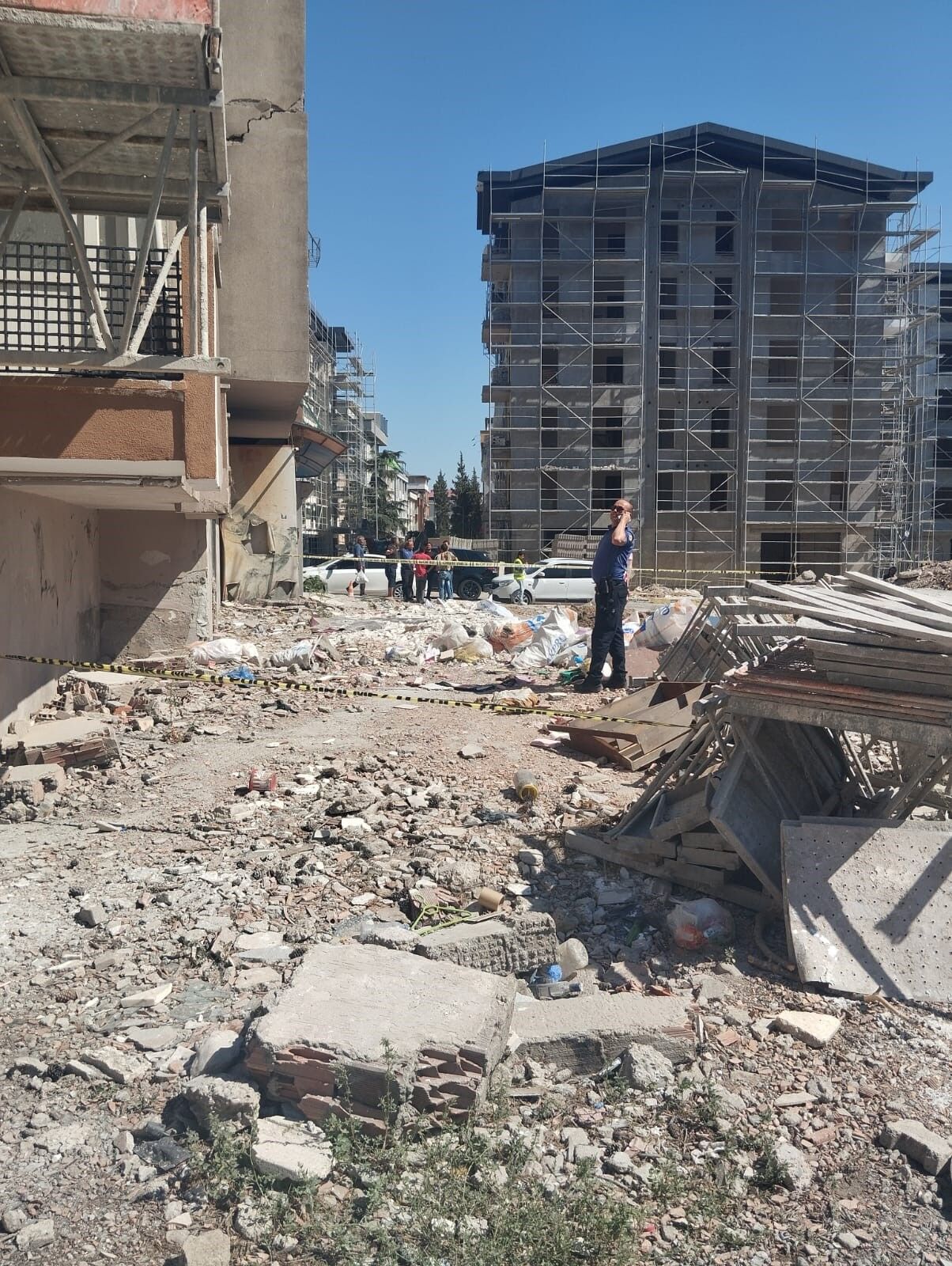 Kahramanmaraş’ta İnşaat Faciası: Çocukların Üzerine Moloz Torbası Düştüaw493001 03