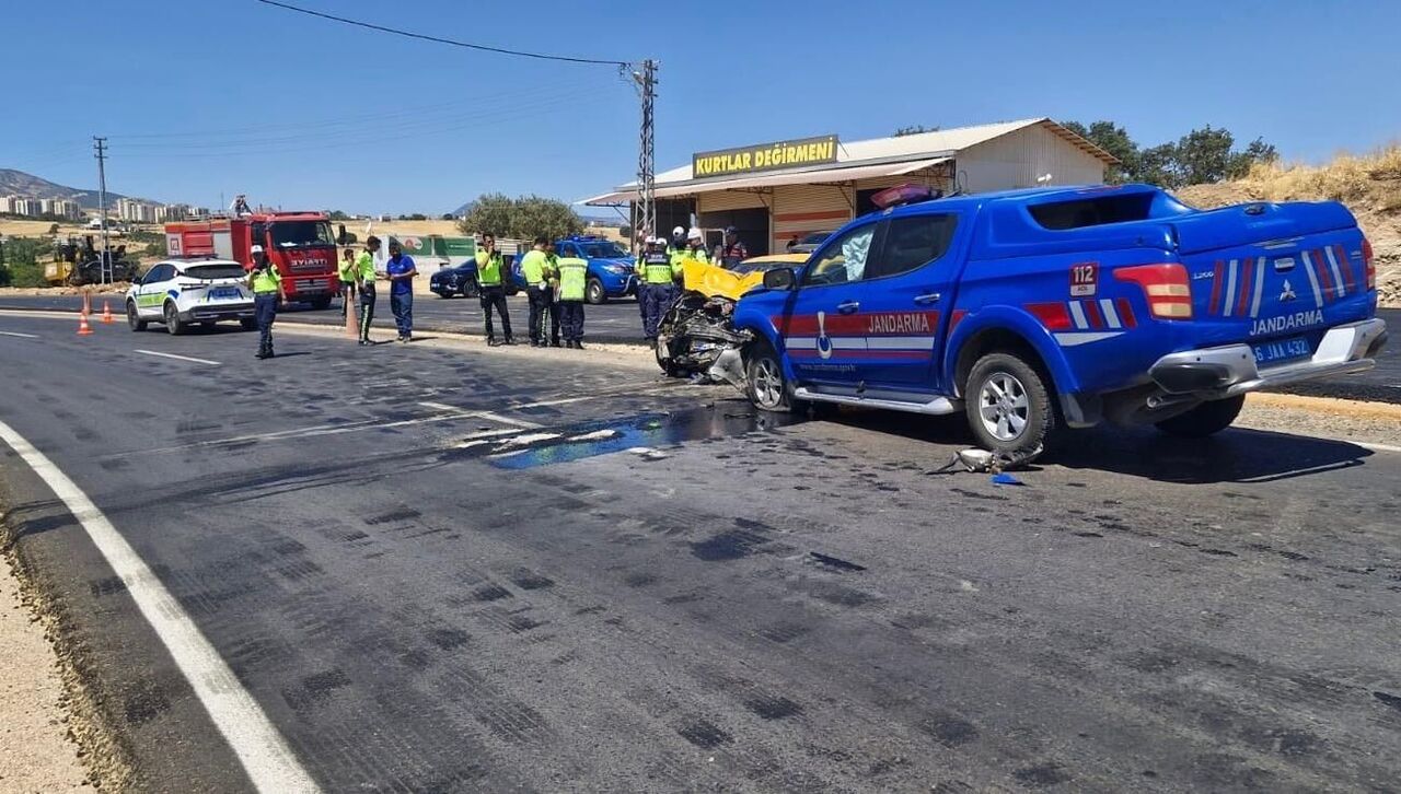Kahramanmaraş'ta Jandarma Aracı Ile Taksi Çarpıştı 3 Yaralı (1)