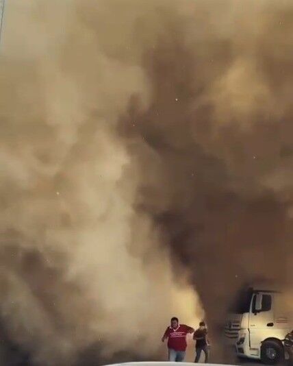 Kahramanmaraş’ta Kontrollü Bina Yıkımı Sırasında Yükselen Toz Bulutu Paniğe Yol Açtı (1)