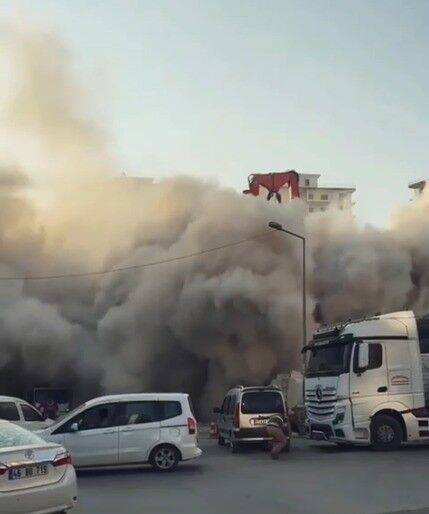 Kahramanmaraş’ta Kontrollü Bina Yıkımı Sırasında Yükselen Toz Bulutu Paniğe Yol Açtı (2)