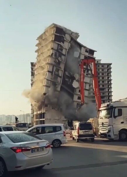 Kahramanmaraş’ta Kontrollü Bina Yıkımı Sırasında Yükselen Toz Bulutu Paniğe Yol Açtı (4)