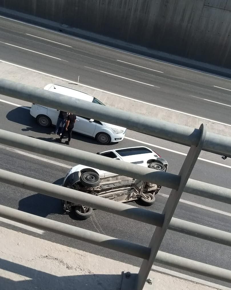 Kahramanmaraş’ta Köprülü Kavşakta Kaza Araç Yan Yattı (2)